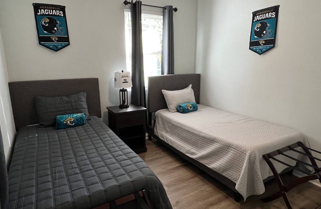 Home Away from Home! 18 min. from Jax Airport and 14 min. from Everbank Stadium