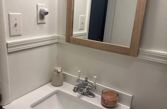 Home Away From Home - Charming 3-bedroom house with AC and WiFi in Decatur