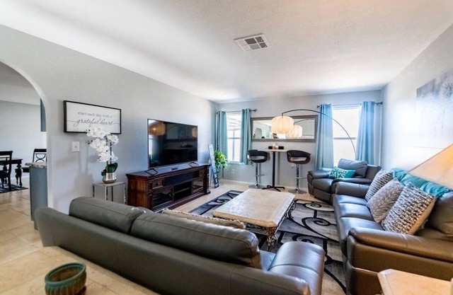 Home away from home in delightful Henderson with AC