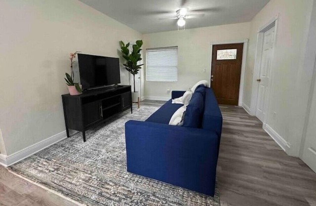 Home Away From Home - super cozy apartment walking distance from Young Circle.