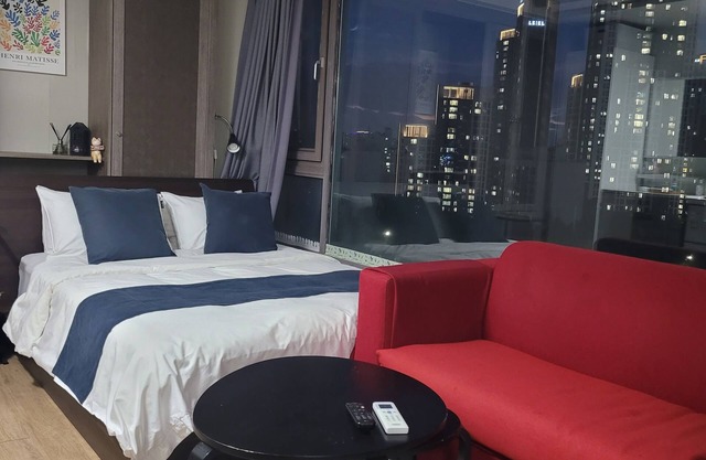 Home Away From Home @Sinsa, Gangnam