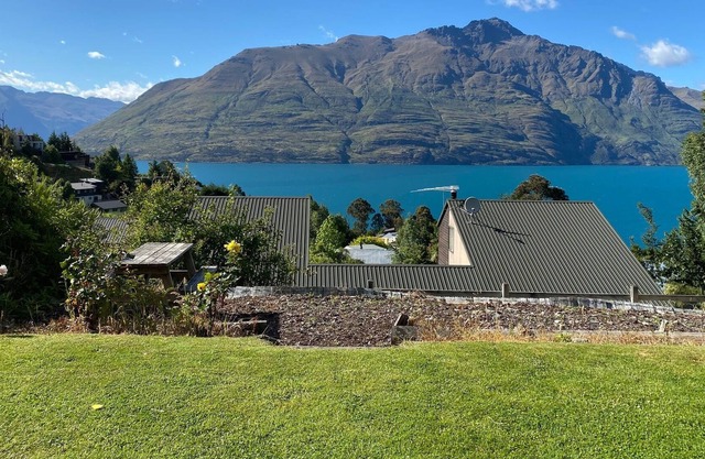 Home away from home with stunning lake views
