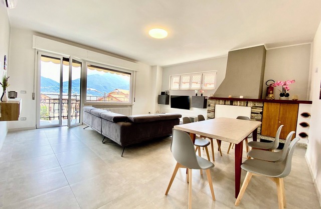 Home Da Luigi with lake view 7 beds