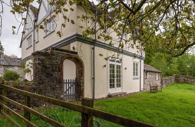 HOME FARMHOUSE, pet friendly, character holiday cottage in Hawkshead