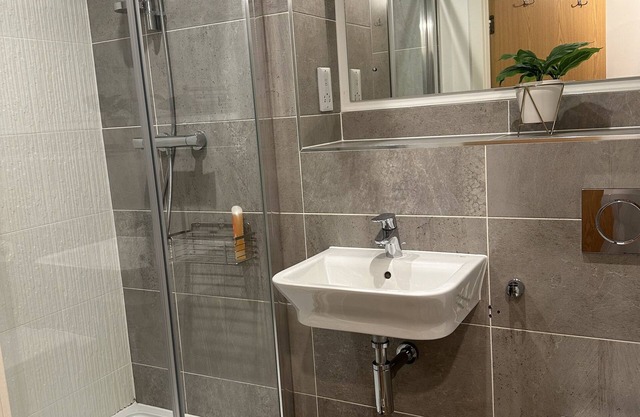 Home in City Centre-Free Parking & Balcony View
