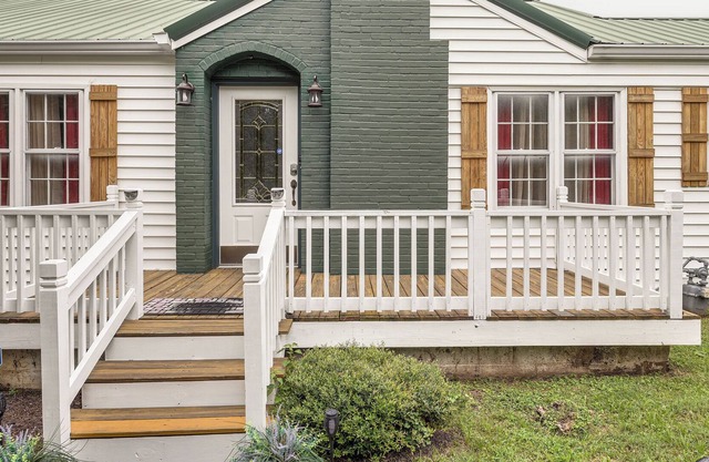 Home in Temple w/ Screened Porch + Gas Fireplace!