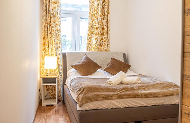Home Like 2BR Apt Near Wien Penzing