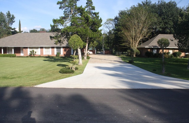 Home/MINI RESORT- pool, tennis court, pickleball, golf course, lg. Clubhouse