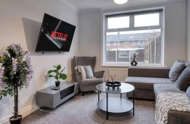 Home Near Airport/Trafford, Pets/Garden/Parking