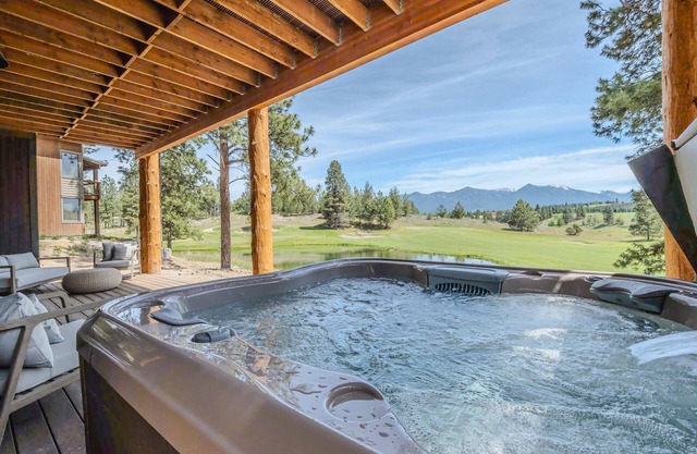 Home on the 10th Hole – Incredible Views & Hot Tub