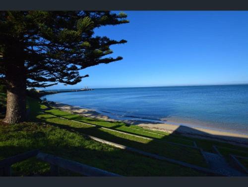 Home on the Bay on Esplanade and Buller St Kingscote-3 people in 2 nights get the 3rd night free