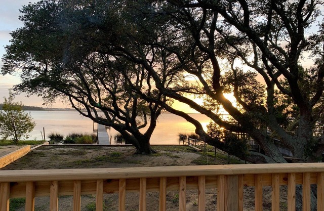 Home on the Sound with Private Pier.Amazing Sunsets on Bay Drive. Close to beach