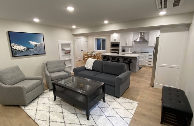 Home Ski Home apartment - 15 minutes from ski resorts!