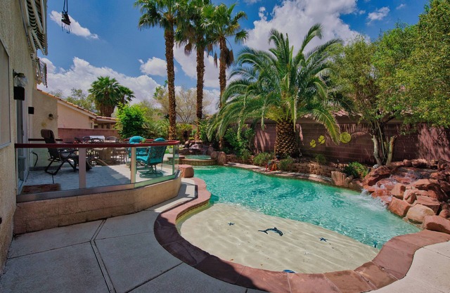 home/suite 3 bedrooms, office, pool in perfect location
