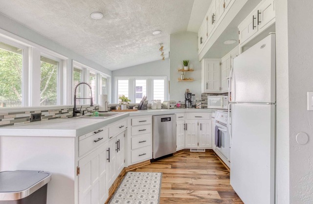 Home w/Garden Play structure, Hot Tub, Fireplace, Monmouth Family Retreat