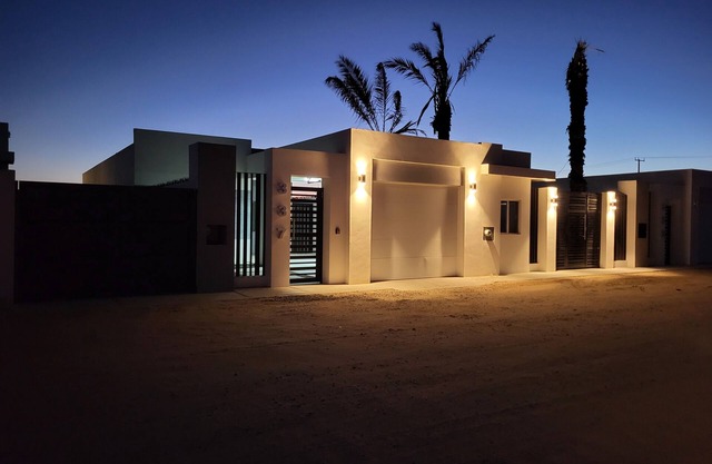Home with community pool - all beaches 10 minutes away!