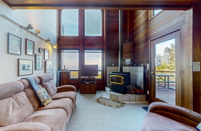 Home with Fireplace, Private Hot Tub, Deck, & Ocean Views