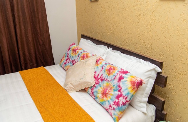 Home with Lovely Private Ensuite Rooms (4adults) Swimming Pool 5mins to Airport