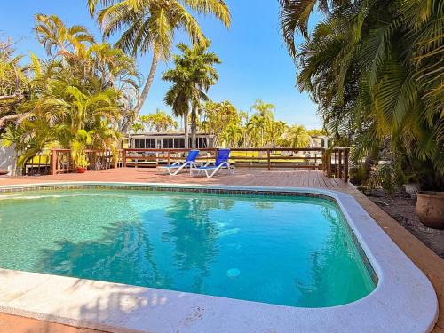 Home With Pool & Lake Access In Oakland Park