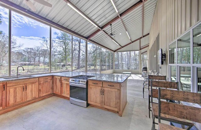 Home with Screened Porch - Near Toledo Bend Lake!