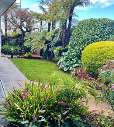 Home with spa, sauna, garden in prime location