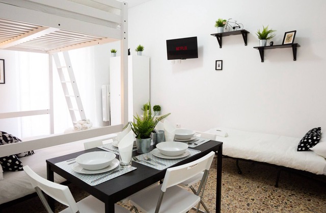 HomeHotel - Anacreon 7
