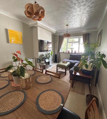 Homely 2-Bed Apartment - Sleeps 3 & Parking