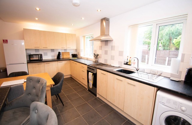 Homely 4 bedroom house with parking