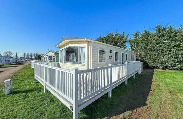 Homely 8 berth caravan at Manor Park, near Hunstanton Beach ref 23004B