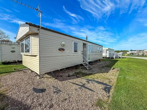 Homely 8 Berth Caravan At Sunnydale In Lincolnshire Ref 35069S