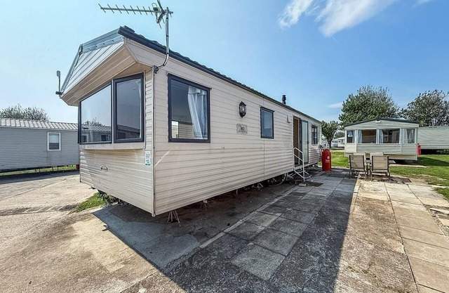 Homely caravan at Sand le Mere Holiday Park in Yorkshire ref 71012M