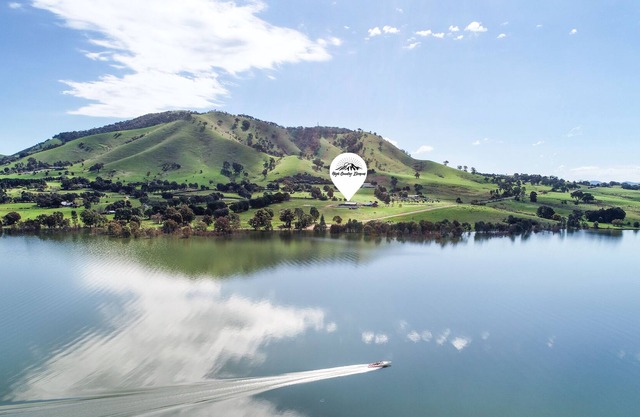 Homely - Luxury Lakefront accommodation