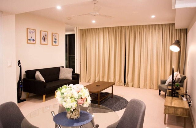 Homely Modern Apt by Lake between City & Russell