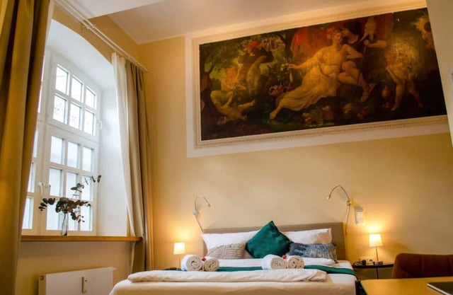 Homely Stay Studio3 - with historical mural