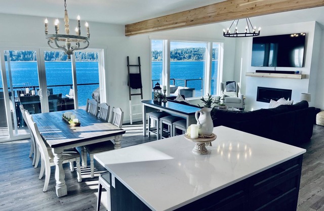 Homeport- Luxury Waterfront Home w/Hot Tub and Game Room