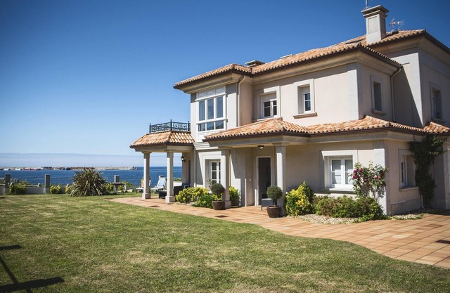 Homerez - 80 m away from the beach! House for 8 ppl. with sea view at Burela