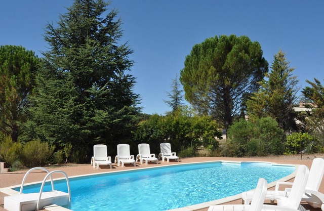 Homerez - Amazing house for 6 ppl. with shared pool and terrace at Rustrel