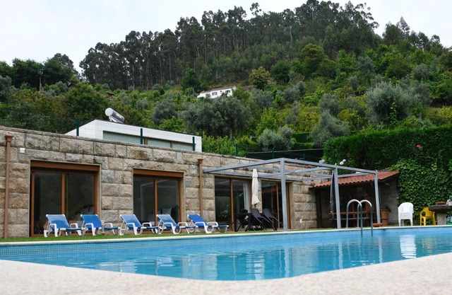 Homerez - Amazing villa for 8 ppl. with swimming-pool and balcony at Caniçada