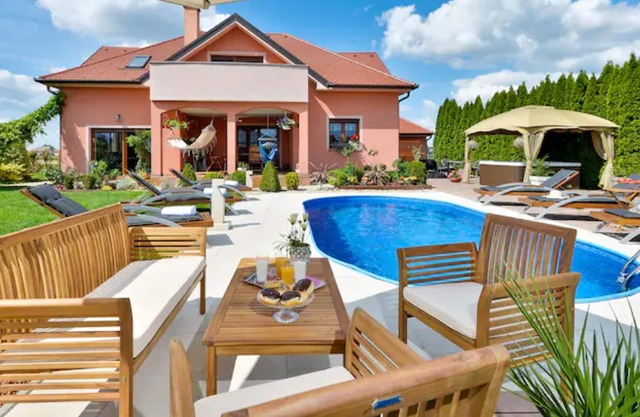 Homerez - Big villa for 10 ppl. with swimming-pool, jacuzzi and garden at Turčin