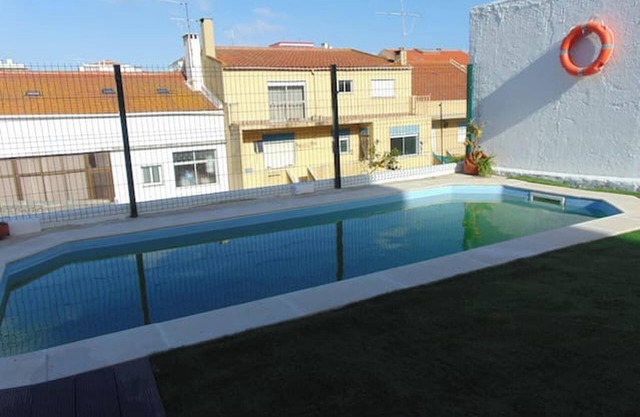 Homerez - Bright apartment in Almada with shared pool