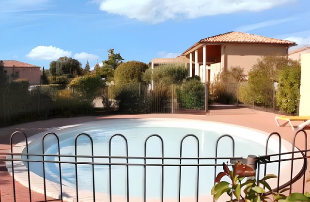 Homerez - Charming House in Aubignan with Shared Pool