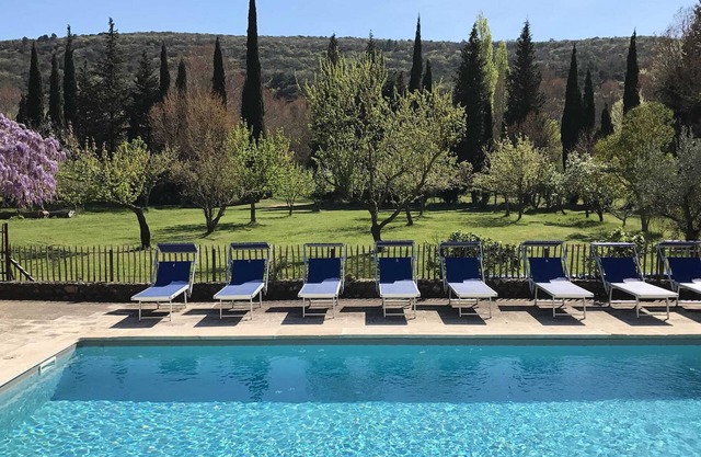 Homerez - Charming House with Garden and Pool in Valaurie