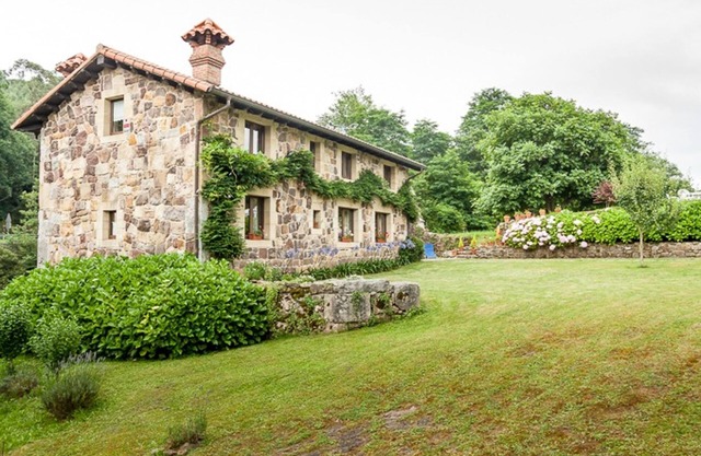 Homerez - Charming House in Calgar with Lake View