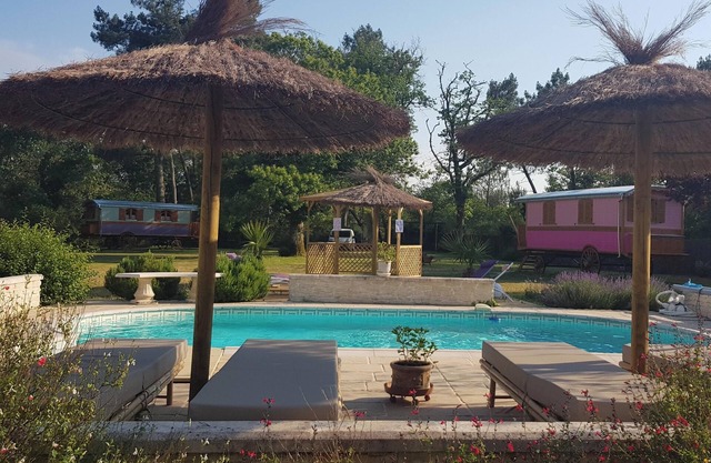 Homerez - Comfortable House in Bussac-Forêt - Pool