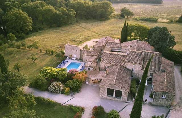 Homerez - Comfortable house in Valaurie with shared pool