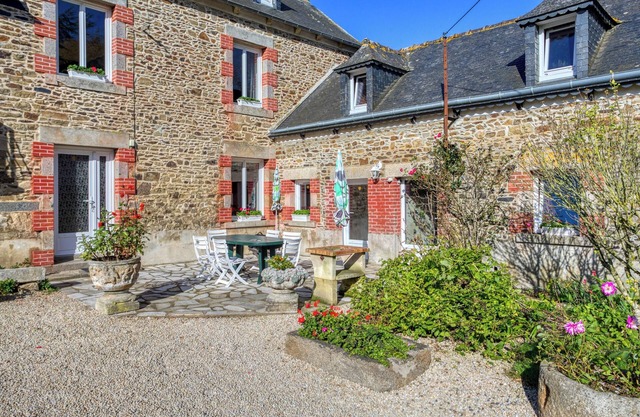 Homerez - Cosy house in Pordic with garden and fireplace