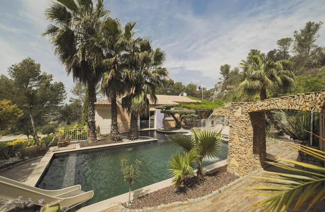 Homerez - Elegant Villa with Pool in Aubagne - Jacuzzi Included