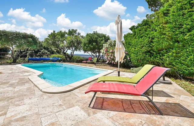 Homerez - Enchanting Villa with Private Pool in Eyragues