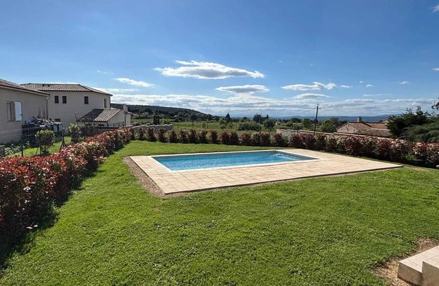 Homerez - Family Villa with Pool in Flaux