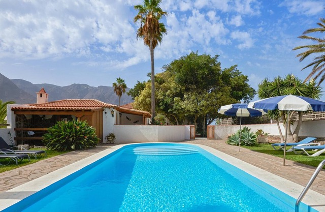Homerez - House 1 km away from the beach for 4 ppl. with shared pool and garden
